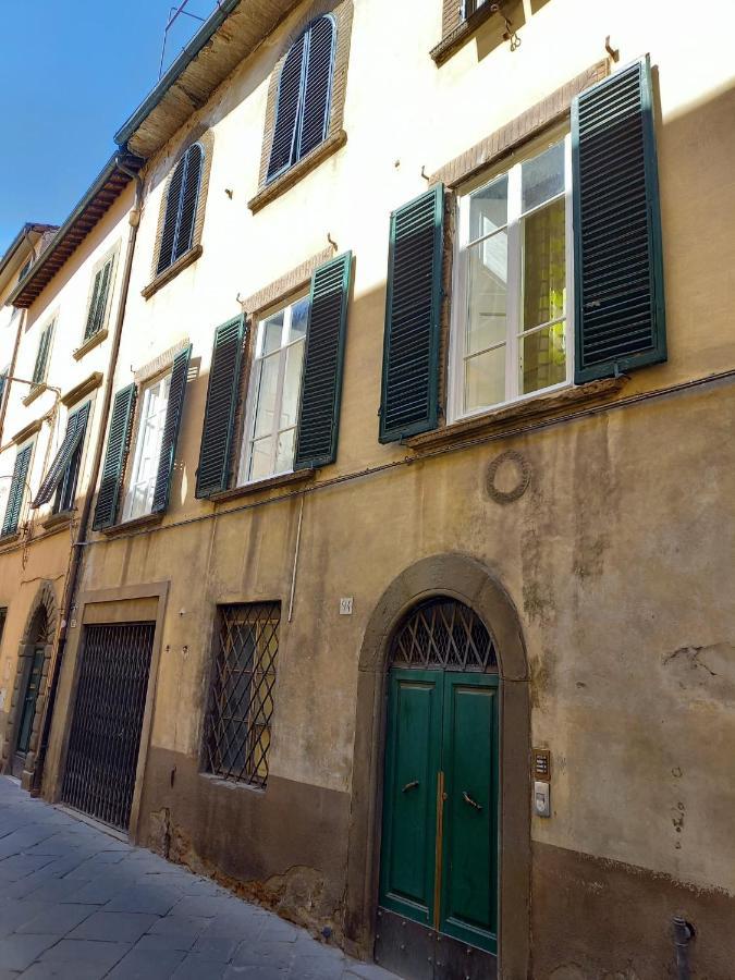 The Walls Apartment Lucca Bagian luar foto