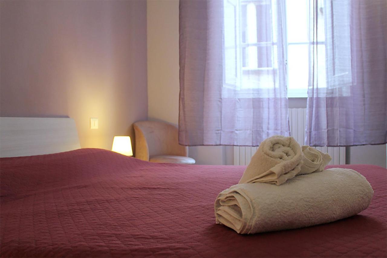 The Walls Apartment Lucca Bagian luar foto