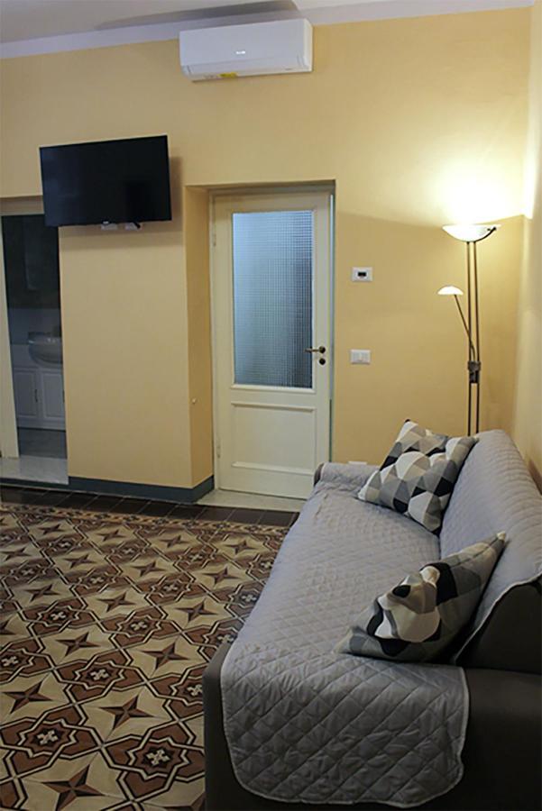 The Walls Apartment Lucca Bagian luar foto